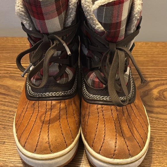 Women’s Sorel Tovoli waterproof boots Red plaid. Size 7. - Picture 4 of 5